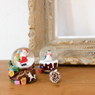 見ていると楽しい気分になってくる、クリスマスのスノードーム♪　“１００円で暮らしは楽しくなる“