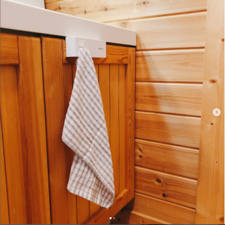 賃貸でも安心。シンク扉にひっかけられるタオルホルダー。　“１００円で暮らしは楽しくなる“