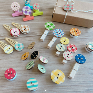 カラフルでさまざまな柄の木製ボタン♪ ハンドメイドにおすすめ！　“１００円で暮らしは楽しくなる“