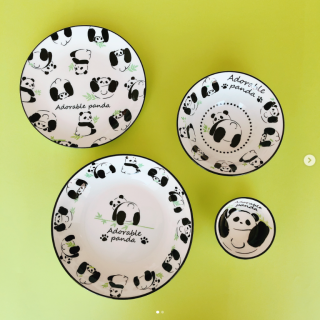 いろいろなポーズでおしりを見せるパンダがかわいい…。　“１００円で暮らしは楽しくなる“