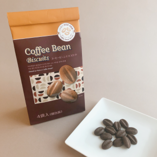 珈琲豆の形をした小粒なビスケットです。コーヒーの香ばしさと苦味が絶妙。　“１００円で暮らしは楽しくなる“