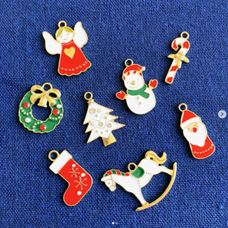 クリスマスの装飾やラッピング、アクセサリーなど、使い方いろいろのクリスマスチャーム。　“１００円で暮らしは楽しくなる“