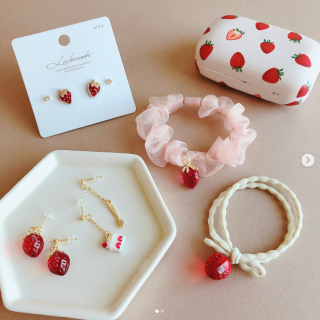 さりげなく取り入れたい、いちごモチーフのアクセサリー。　“１００円で暮らしは楽しくなる“