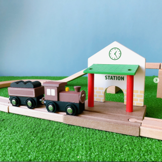 人気の木製汽車シリーズに駅や踏切が仲間入り。 坂道や分岐レールも使って世界を広げちゃおう♪ ダークカラーなボディがかっこいいSLも新登場！　“１００円で暮らしは楽しくなる“