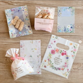 色とりどりのお花のデザインがかわいいラッピング♪　“１００円で暮らしは楽しくなる“