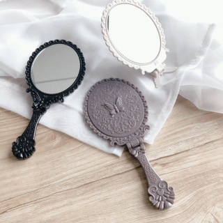 ハンドミラーとしても、スタンドにもできる２WAYタイプ　“１００円で暮らしは楽しくなる“