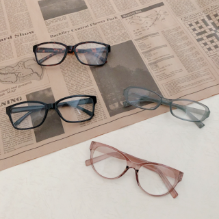 スクエア、ボストン、オーバル…選べる形状や色に加え、高度数もラインナップ！自分に合った老眼鏡をみつけてみてください。　“１００円で暮らしは楽しくなる“