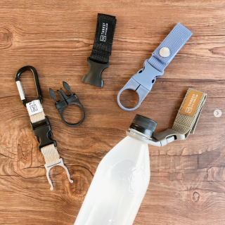 アウトドアやトレッキングの際に活躍するペットボトルホルダー。 ベルトに通せるタイプとカラビナタイプの二通り。　“１００円で暮らしは楽しくなる“