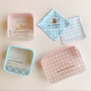 中身が見えるキュートなビニールポーチ。旅行にもおすすめ。メガネ拭きはマルチクリーナーとしても使えるよ。　“１００円で暮らしは楽しくなる“