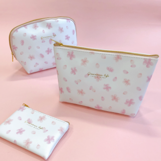 桜の季節にぴったりな、水彩タッチが可愛らしいポーチやケース❀ 箔押しのロゴがワンポイント。　“１００円で暮らしは楽しくなる“