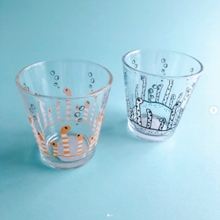 飲み物を注ぐとまるで海の中のようなガラスのタンブラー。　“１００円で暮らしは楽しくなる“