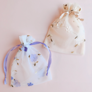 小花柄の刺繍が上品な巾着。 バッグ内の小分け収納や、ポーチ代わりにも。　“１００円で暮らしは楽しくなる“