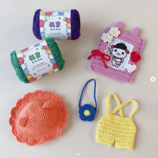 鮮やかなカラーの綿混毛糸。 ネットバッグなどの小物を編むのにおすすめです。　“１００円で暮らしは楽しくなる“