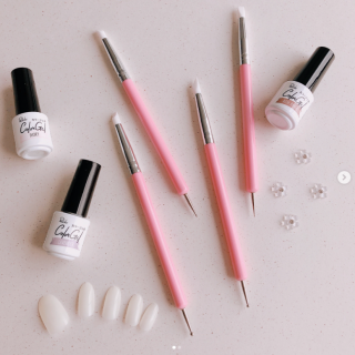 セルフネイルに挑戦！シールの貼り付けやパウダーのこすりつけに。　“１００円で暮らしは楽しくなる“