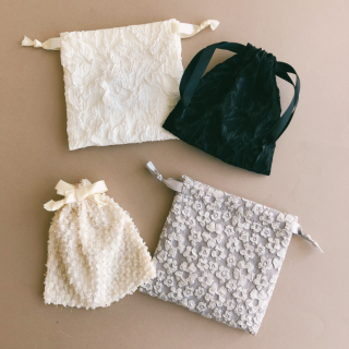 生地の風合いを生かしたミニ巾着。リップやキャンディを入れるのにちょうどよいサイズ感。　“１００円で暮らしは楽しくなる“