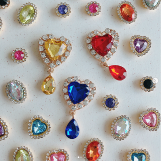 カラフルなキラキラパーツでデコっちゃおう★　“１００円で暮らしは楽しくなる“