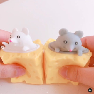 チーズの中から、わーっ！！！　“１００円で暮らしは楽しくなる“