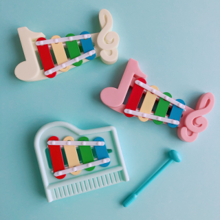 カラフルな鍵盤を叩いて音を響かせよう♪　“１００円で暮らしは楽しくなる“