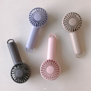 手に収まりやすいコンパクトサイズで持ち運びに便利。 風量は3段階切替可能、シリコンフック付きでバッグ等に取り付けられます。　“１００円で暮らしは楽しくなる“