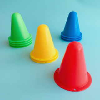 バスケ、サッカー等のトレーニングやラジコン等、コースの目印に★ かわいいコンパクトサイズのカラーコーンです。　“１００円で暮らしは楽しくなる“