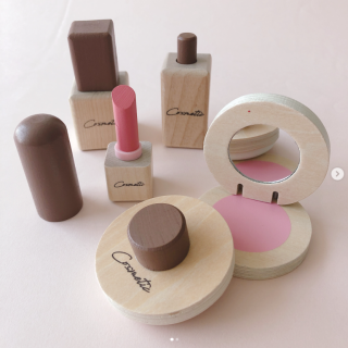 プッシュしたり、パカッと開いたり、本物みたいな動きが楽しめるよ　“１００円で暮らしは楽しくなる“