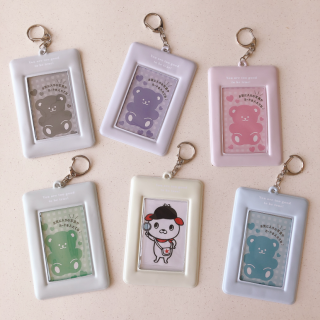 推しのカードや写真をかわいく持ち歩こう♪ ６色の中から好きな色を選んでね。　“１００円で暮らしは楽しくなる“