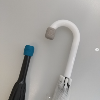 ちょこっと傘を置きたいときに便利！ 持ち手や先端に付けられる滑り止め。ビニール傘等の目印にも。　“１００円で暮らしは楽しくなる“