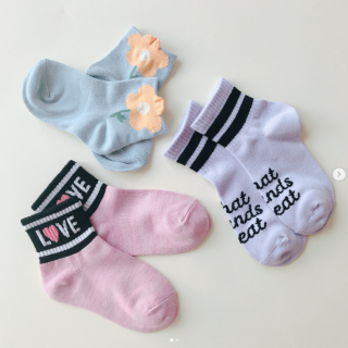 今日はどの靴下にしよっかなー♪　“１００円で暮らしは楽しくなる“