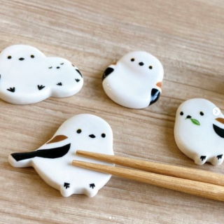 食卓にちょこんととまるシマエナガ。　“１００円で暮らしは楽しくなる“