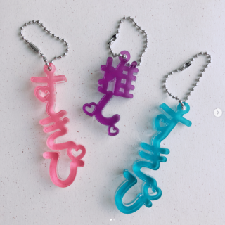 “推し”と”すきぴ”の２種類の形に切り抜かれた文字のアクリルキーホルダー。 推しと一緒にバッグやポーチにつけてみてね♪　“１００円で暮らしは楽しくなる“