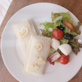 食パンに押すだけで簡単にパックサンドができます。朝ごはんやお子様の手づかみごはんにも🥪　“１００円で暮らしは楽しくなる“