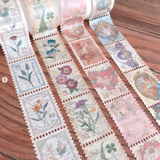 1枚1枚切り離せる25mm幅の切手仕様のマスキングテープです。手紙やノート、手帳のワンポイントなどに♪　“１００円で暮らしは楽しくなる“