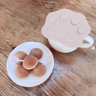 ほっと一息☕かわいいねこの肉球と癒しのティータイム🐾　“１００円で暮らしは楽しくなる“