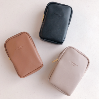 合皮生地に英字が型押しされた縦型ポーチ。　“１００円で暮らしは楽しくなる“