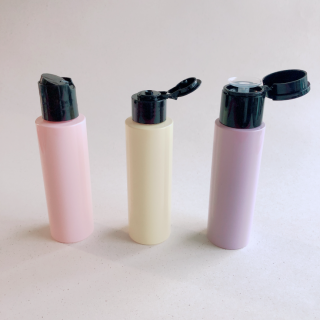 使いやすいボトルに詰め替えてすっきり整える。　“１００円で暮らしは楽しくなる“