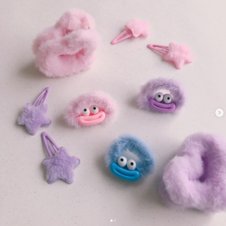 くりくりおめめが付いたモンスターのようなヘアゴムと、もふもふかわいいヘアアクセサリー♪　“１００円で暮らしは楽しくなる“