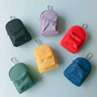 ぬいぐるみを入れたり、ワッペンをつけたりしてデコっちゃお♪　“１００円で暮らしは楽しくなる“