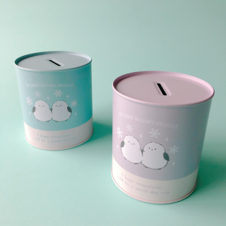 お部屋のインテリアにもかわいい、シマエナガデザインの貯金箱。 500円玉を入れれば約10万円の貯金ができちゃいます✨　“１００円で暮らしは楽しくなる“