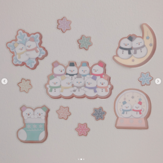 雪だるま柄のアイシングクッキーをデザインしたオーナメントとクリアウォールステッカーです。冬のお部屋のアレンジに♪　“１００円で暮らしは楽しくなる“