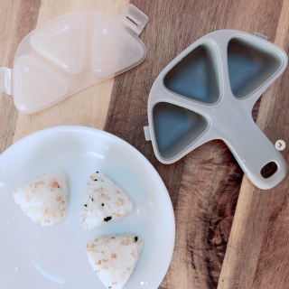 一度に３個作れちゃう！忙しい朝ごはん準備やお弁当に🍙専用しゃもじ付き。　“１００円で暮らしは楽しくなる“