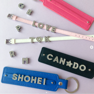 好きな名前やことばをカスタムできるネームタグ・パーツが登場！ 推し活にはもちろん、ご自身やおこさまのネームプレートにも★　“１００円で暮らしは楽しくなる“