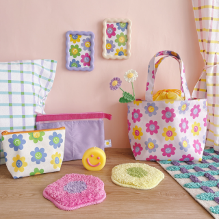 新生活は明るい気分になる『Colorful life』シリーズで。 スマイルフラワーがポイント！　“１００円で暮らしは楽しくなる“