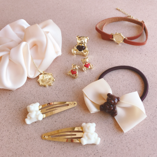 チョコ風デザインがかわいいくまのアクセサリーシリーズ🧸 ミルクチョコレートとホワイトチョコレート、どっちがお好み？🍫　“１００円で暮らしは楽しくなる“