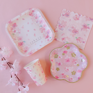お花見にいきたくなるような、華やかな桜デザインの行楽グッズ🌸🌸　“１００円で暮らしは楽しくなる“