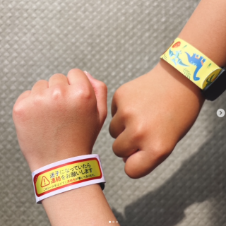 お出かけが増えるこれからの時期に。 迷子の時にお子様を守る便利なアイテムです。連絡先を隠せる保護シール付き。　“１００円で暮らしは楽しくなる“