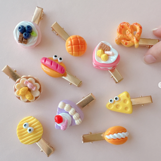 ヘアアレンジにちょこんとワインポイント💛おもしろかわいいヘアクリップ👀🍣💗　“１００円で暮らしは楽しくなる“