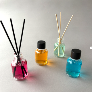 おためしにピッタリなサイズのディフューザーです。 小さめなお部屋や、玄関、お手洗いなどにおすすめです。　“１００円で暮らしは楽しくなる“