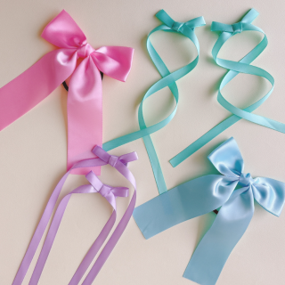 光沢感のあるサテン調のリボンが可愛いヘアアクセサリー🎀　“１００円で暮らしは楽しくなる“