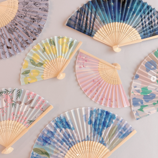 暑い夏に、心地よい風を届ける扇子を持ち歩こう。　“１００円で暮らしは楽しくなる“