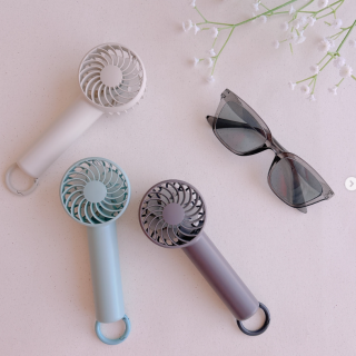 コンパクトだけど、パワフル！最大6.5時間使えるハンディファン！ 通勤、通学時はハンディファン、室内では自立させデスクファンにも。　“１００円で暮らしは楽しくなる“